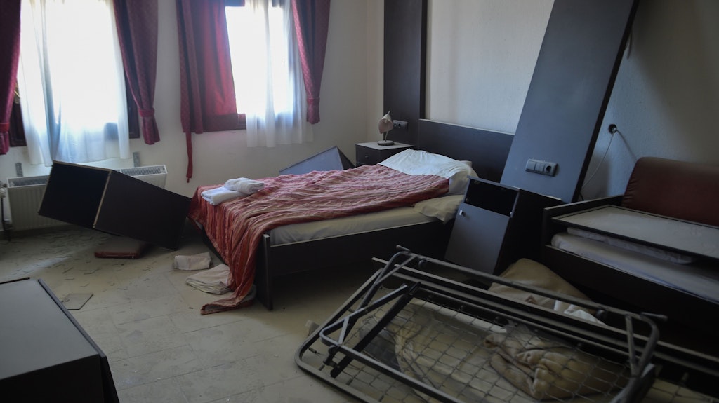Zerstörtes Hotelzimmer.