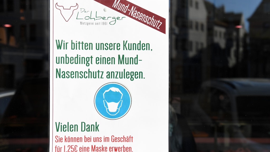 Nach einer Reihe von Lockerungen ist vielfach noch das Tragen von Masken Vorschrift, und Lokale sind weiter geschlossen.
