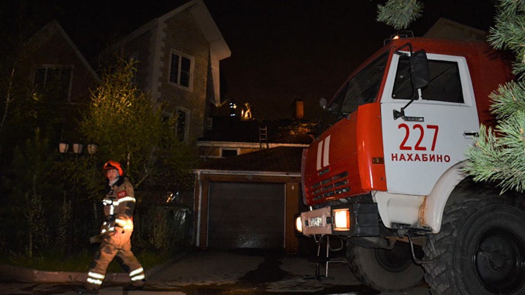 Einsatzkräfte der Feuerwehr an der Einsatzstelle in Krasnogorsk westlich von Moskau.