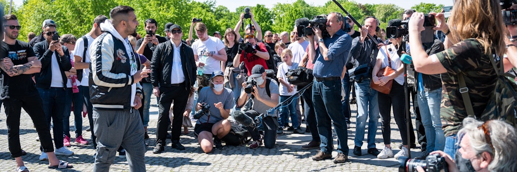 Der Berliner Koch Attila Hildmann bei einer Demo vor dem Reichstag. Er ist ein Wortführer der Corona- Leugner, drohte damit, in den „Untergrund“ zu gehen.