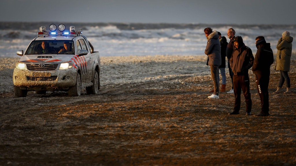 Ein Polizeifahrzeug fährt über den Strand.