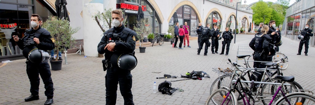 Polizisten sichern den Tatort in der Nähe des Hackeschen Marktes ab.