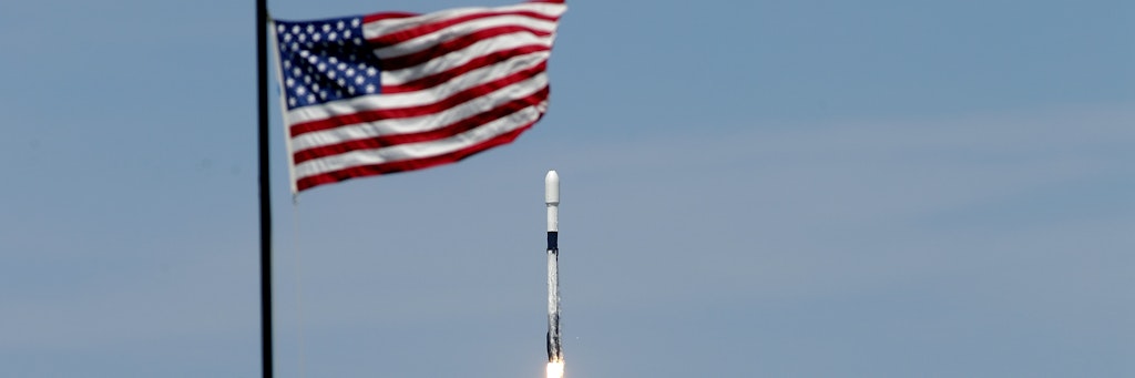 Eine „Falcon 9“-Trägerrakete startet in Cape Canaveral. Ein solches Modell soll auch Ende Mai Astronauten zur ISS bringen.