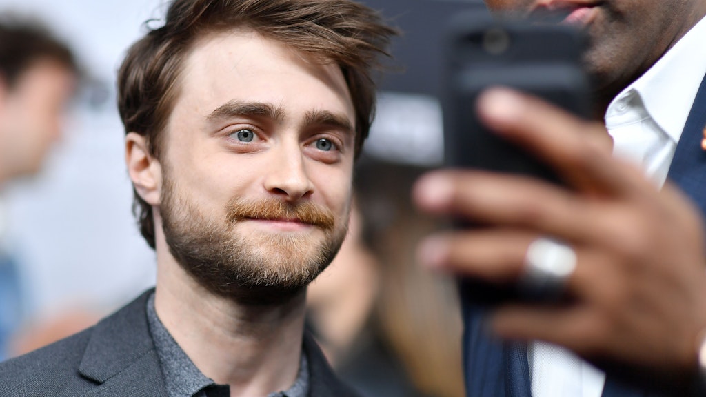 Ein Fan macht ein Selfie mit Daniel Radcliffe.