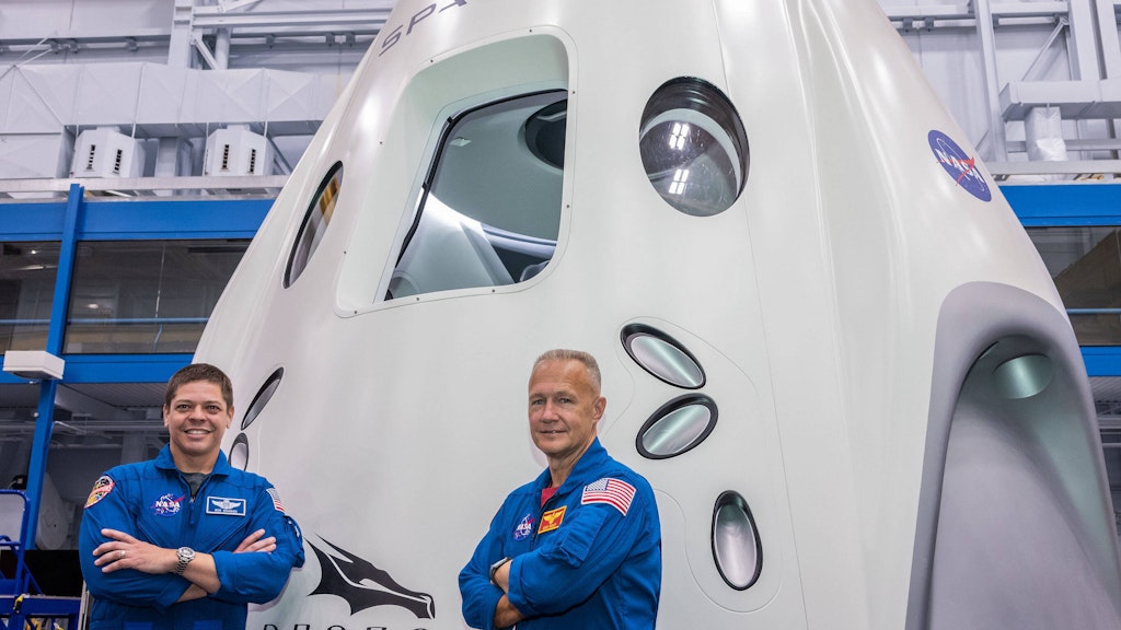 Die Astronautern Robert Behnken (l.) und Douglas Hurley vor einer "Crew Dragon"-Kapsel.