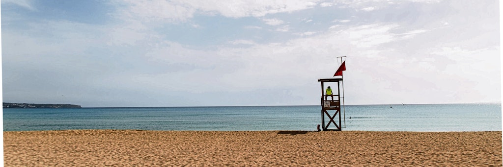 Leerer Strand auf der spanischen Urlaubsinsel Mallorca. 