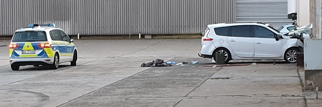 In einem Gewerbegebiet in Plötzin krachte der mutmaßliche Täter mit einem Auto gegen eine Hauswand.