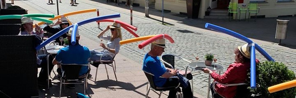 Ein Café in Schwerin hat seine ganz eigene Lösung gefunden, um den Abstand einzuhalten.
