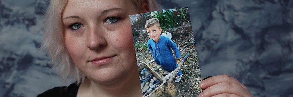 Franka D. zeigt ein Fotos ihres dreijährigen Kindes, das sie seit zwei Monaten nicht gesehen hat.