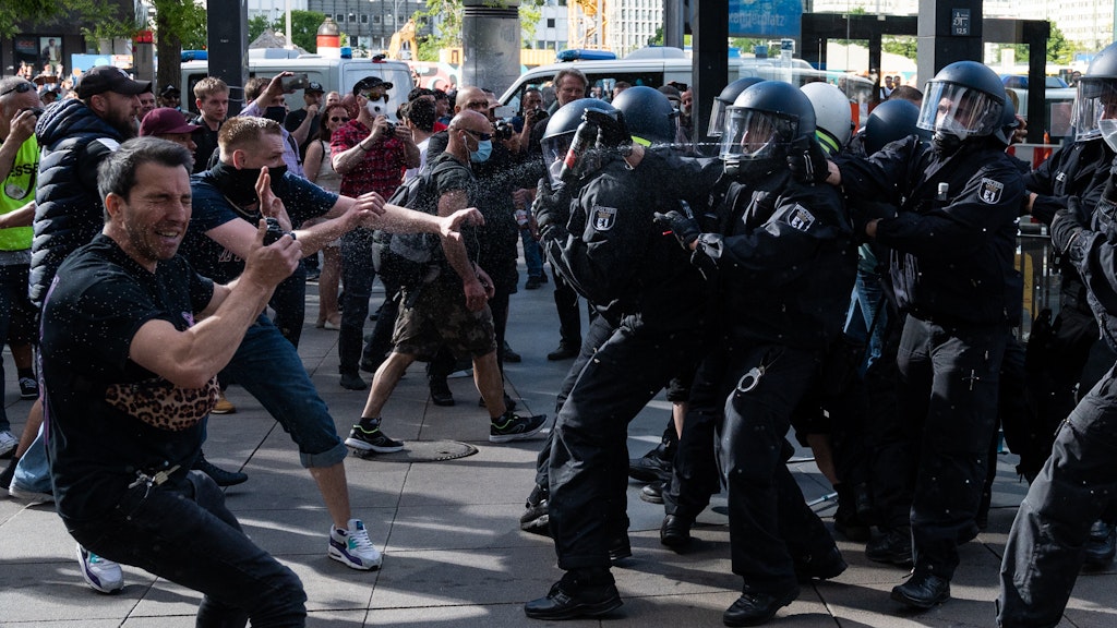 Polizisten setzen auf einer Demonstration am 9. Mai 2020 auf dem Alexanderplatz Pfefferspray ein.