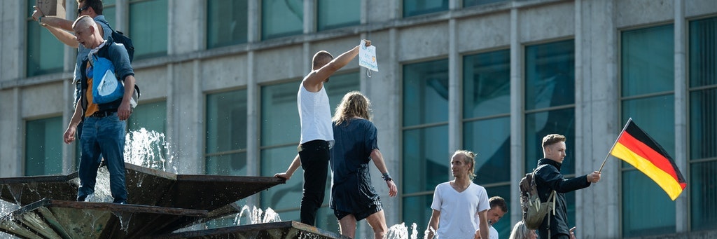 Demonstranten besetzen den „Brunnen der Völkerfreundschaft“ am Alexanderplatz.