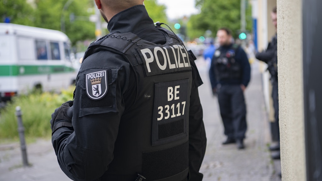 Im Rahmen einer Razzia durchsuchte eine Hundertschaft der Polizei Berlin und das LKA am Donnerstag mehrere Objekte in Berlin. 