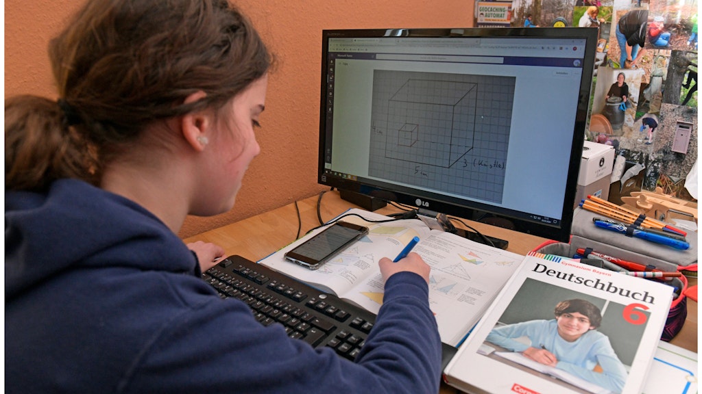 Eine Schülerin macht ihre Mathe-Aufgaben am Computer.