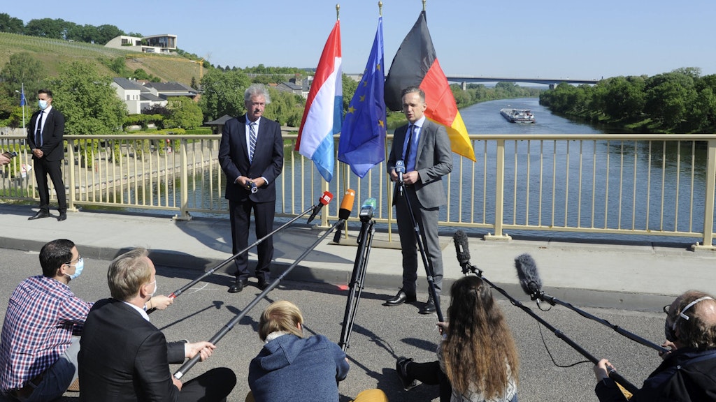 Am Samstag 16.05.2020 treffen sich Außenminister Heiko Maas und Luxemburgs Außenminister Jean Asselborn am Grenzübergang von Deutschland und Luxemburg in Schengen. Die Bundesregierung hatte am 13.05.2020 beschlossen die Grenzen zwischen Deutschland und Luxemburg wieder zu öffnen und die Grenzkontrollen aufzuheben. Im Bild v.l.: Der luxemburgische Außenminister Jean Asselborn und Bundesaußenminister Heiko Maas. *** On Saturday 16 05 2020, Foreign Minister Heiko Maas and Luxembourgs Foreign Minister Jean Asselborn will meet at the border crossing between Germany and Luxembourg in Schengen On 13 05 2020, the Federal Government had decided to reopen the borders between Germany and Luxembourg and to lift border controls In picture v l Luxembourgs Foreign Minister Jean Asselborn and Federal Foreign Minister Heiko Maas bub