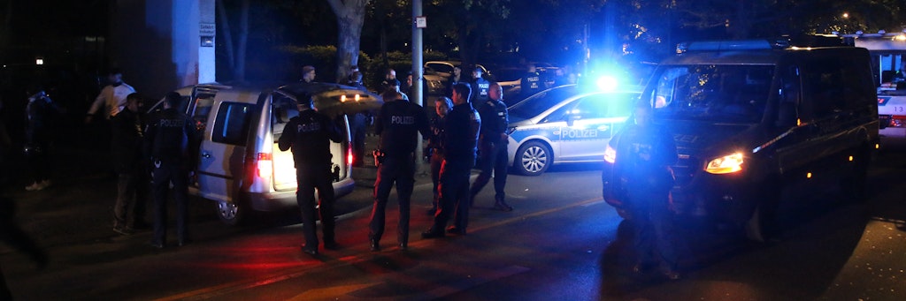 Einsatzkräfte der Polizei in der Nacht zu Samstag in der Gitschiner Straße in Kreuzberg.