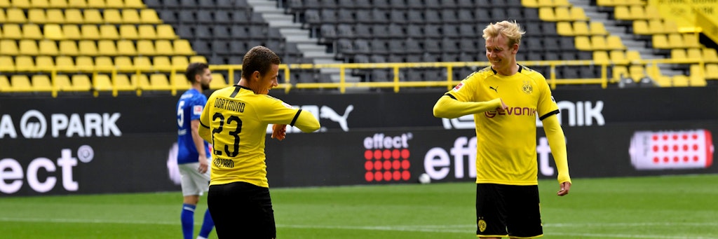 Nach Derby-Toren macht Thorgan Hazard (l.) und Julian Brandt sogar der Corona-Jubel Spaß.