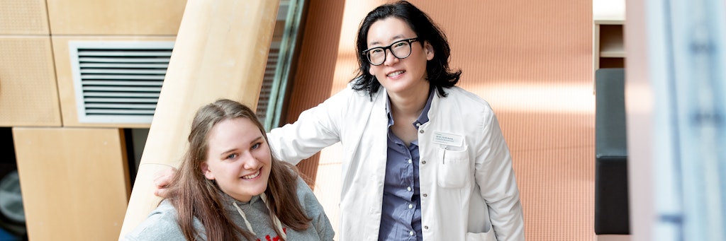 Jule Michel mit ihrer Ärztin Dr. Yu-Mi Ryang. Dank ihr kann sie wieder ein fast normales Leben führen.