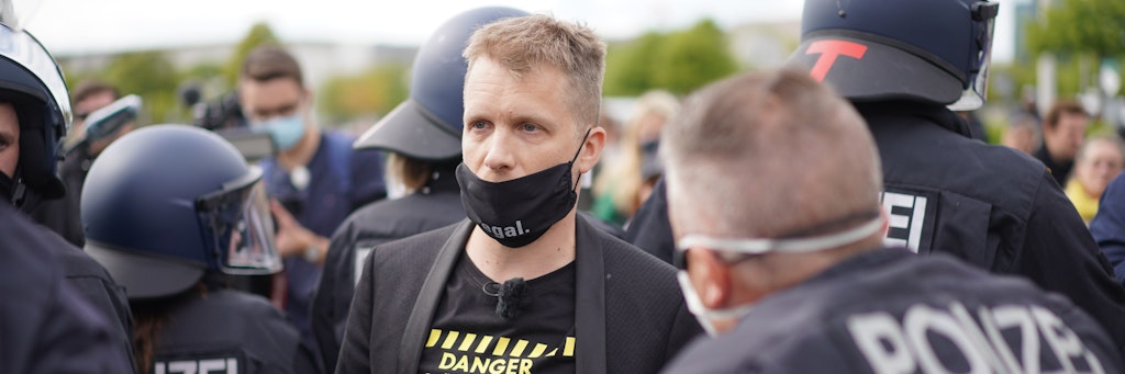 Krawall-Comedian Oliver Pocher wurde von der Polizei vom Platz der Republik geleitet, laut Polizei zu seinem eigenen Schutz. 