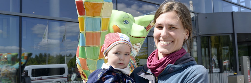 Die kleine Paula auf dem Arm ihrer Mutter Sarah Schäfer (31) vor dem Helios-Klinikum Berlin-Buch, wo sie behandelt wird.