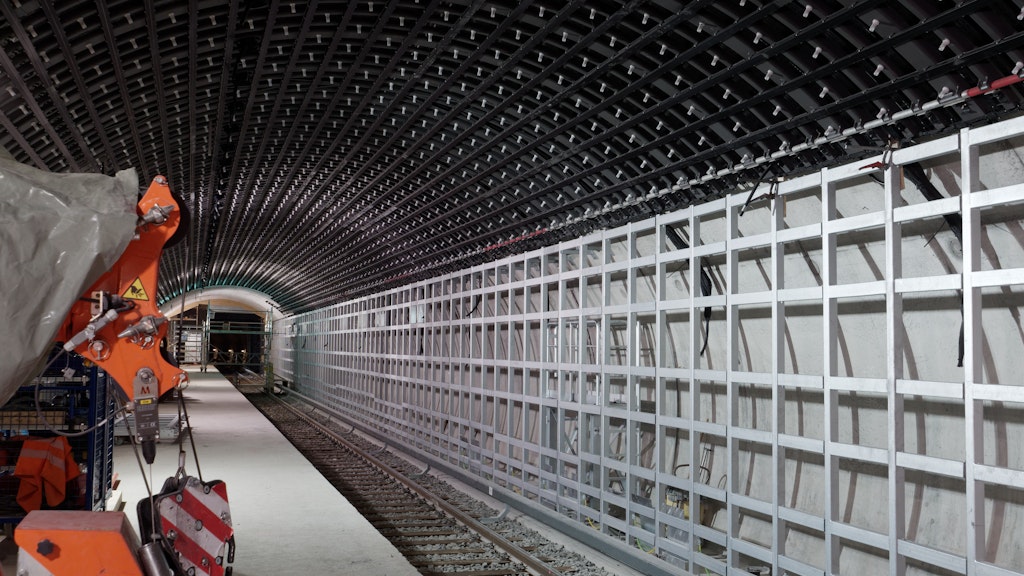 U-Bahnhof Museumsinsel: An der Decke sind schon die künftigen Lichtpunkte montiert.
