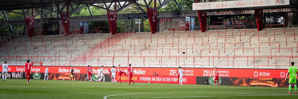 Das tut richtig weh: Auf dem Rasen sind die Bayern zu Gast beim 1. FC Union und die Alte Försterei ist leer.