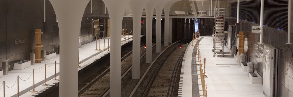 U-Bahnhof Rotes Rathaus: Sieben Pilzkopfstützen tragen die Decke über den beiden Gleisen.