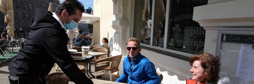 Bedienen mit Abstand: Im Restaurant "Zille-Stube" freuten sich die Gäste, dass das Lokal im Nikolaiviertel wieder geöffnet hat. 
