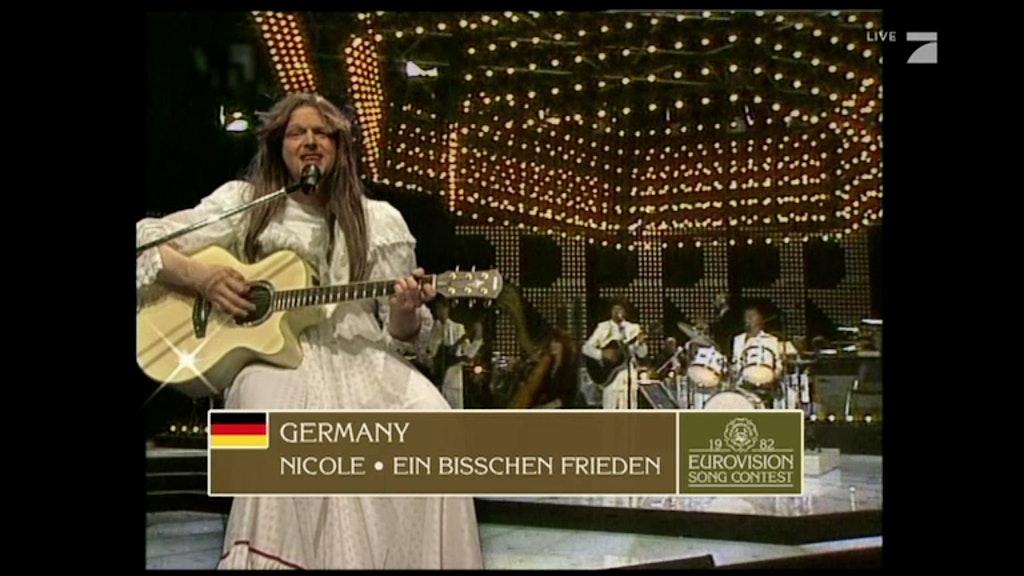 Live war Stefan Raab als Initiator des "FreeESC" nicht zu sehen. Dafür wurde er in einem alten Einspieler gezeigt, der ihn als ESC-Siegerin Nicole zeigt.