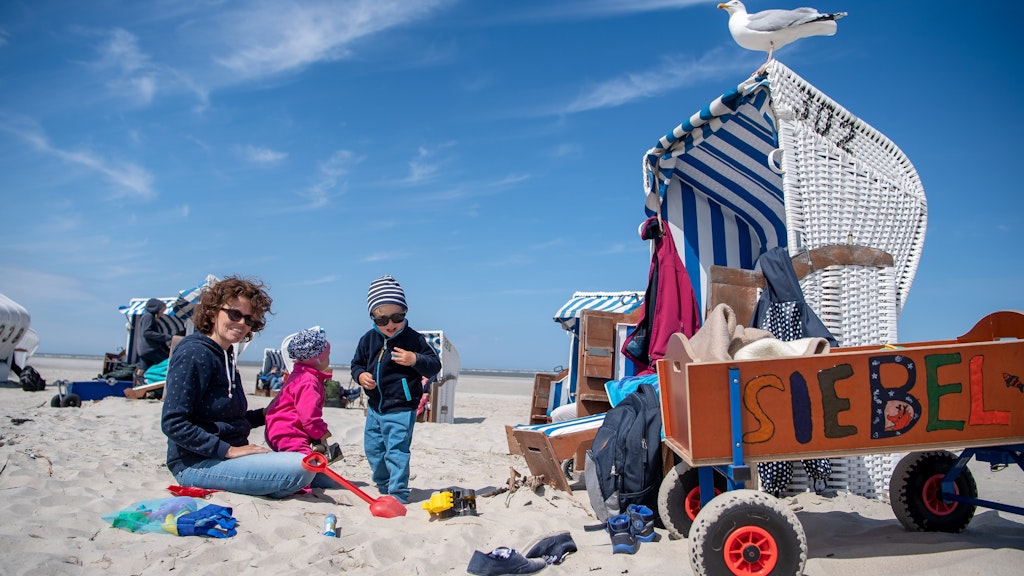 Die ersten Urlauber auf Spiekeroog testen das Strandleben in Zeiten von Corona.