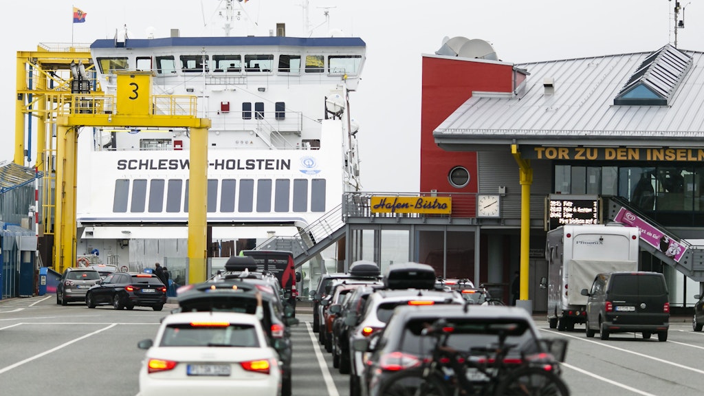 In Schleswig-Holstein brachten Fähren die Touristen am Montag erstmals wieder auf die Inseln Föhr, Sylt oder Amrum.
