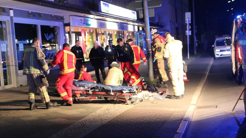 Rettungskräfte reanimieren das Opfer.