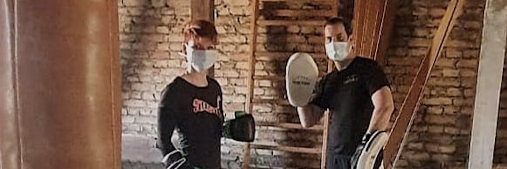 Nina Meinke und ihr Trainer Kay Huste auf dem Dachboden.