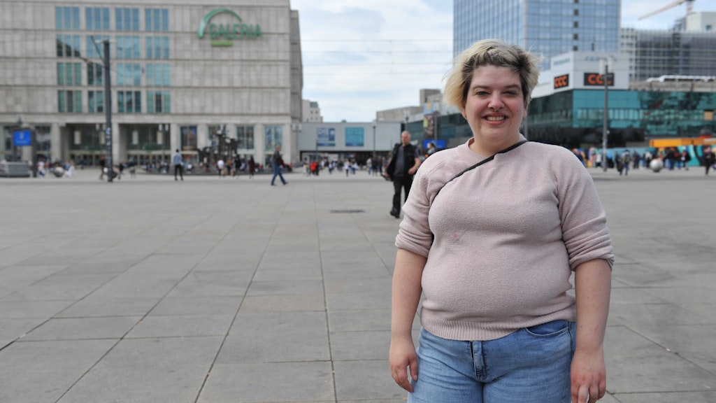 Urlaub? Das ist momentan nichts für Lena Pins (28) aus Wilmersdorf. „Ich habe schon darüber nachgedacht, ob ich noch mal wegfahre, aber mir ist die ganze Situation zu unsicher“, sagt sie. „Ich werde dieses Jahr eher nutzen, um Freunde zu besuchen, die in ganz Deutschland verstreut sind. Vielleicht fliege ich mal nach München oder nach Frankfurt.“ Schon über Pfingsten wollte sie mit Freunden verreisen – aber die Tour musste storniert werden.