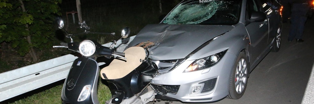 Beim Aufprall spießte der Mazda den kleinen Roller auf. Der 53-jährige Roller-Fahrer wurde dabei schwer verletzt.