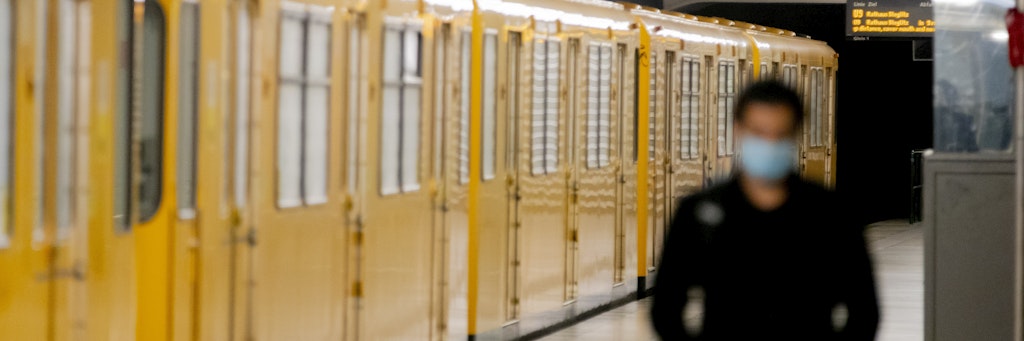 U-Bahn-Passagiere mit Masken werden wohl noch länger zu sehen sein.