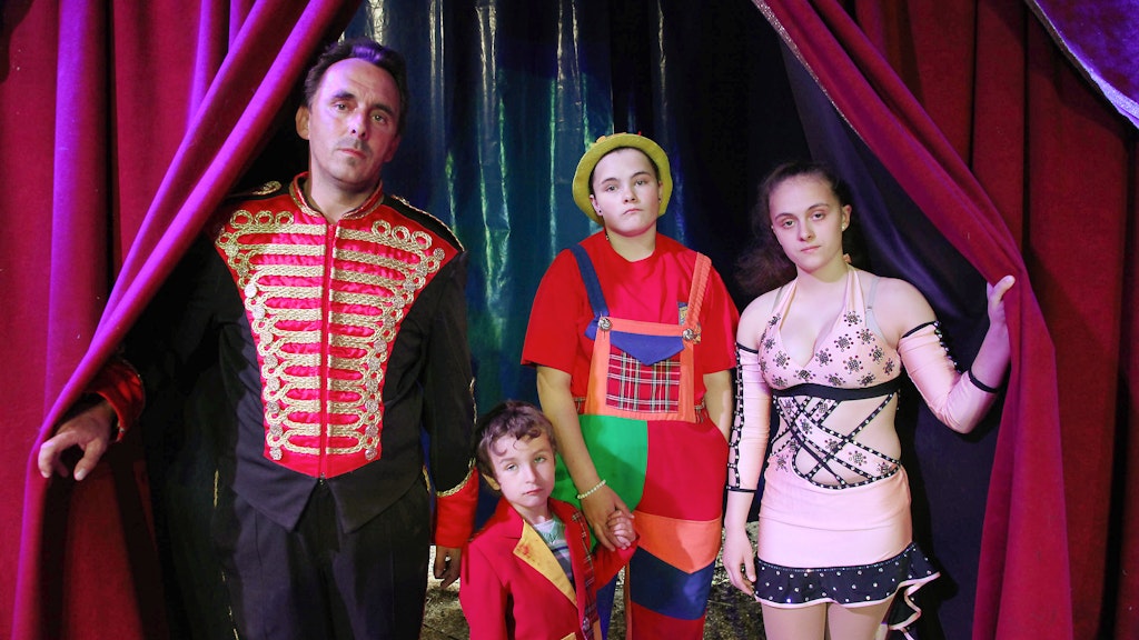Vorerst bleibt der Vorhang im kleinen Zirkuszelt geschlossen - ganz zum Ärger der Zirkus-Familie.