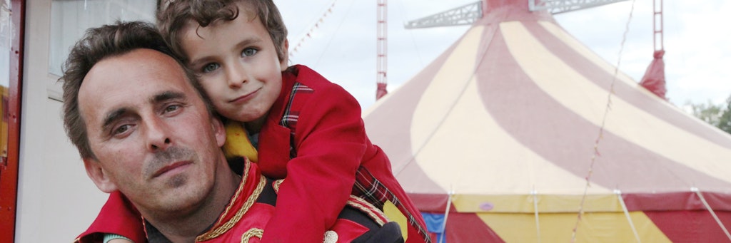  Seit Beginn der Corona-Krise sitzt der Zirkus in Karow fest - Sven Rogall, der Chef, ist mit den Nerven am Ende. Hier: Rogall mit seinem Sohn Sven Jr. (4)