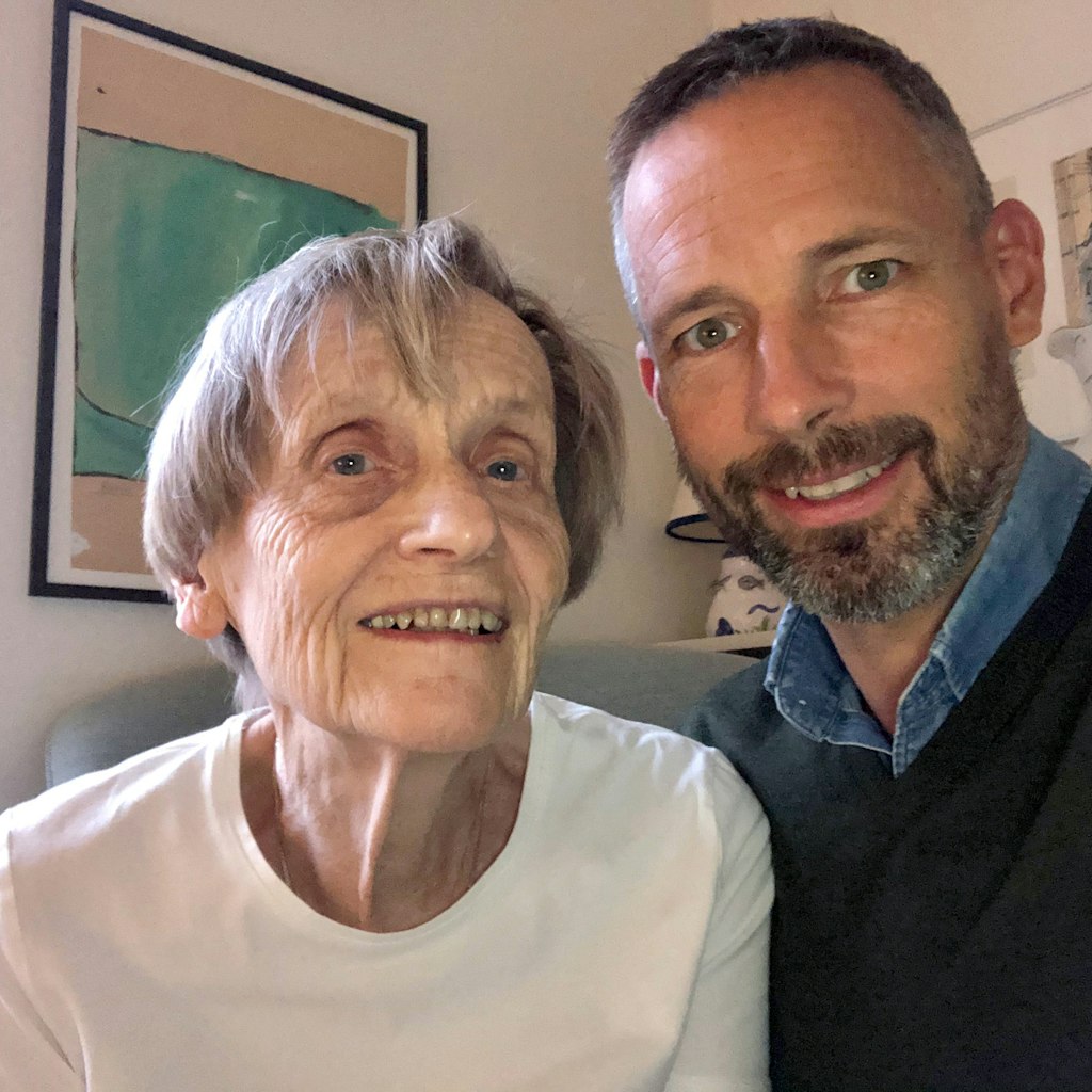 Astrid Lindgrens Tochter Karin Nyman mit ihrem Sohn Olle. Sie bekam das „Pippi Langstrumpf“- Manuskript von ihrer Mutter zu ihrem 10. Geburtstag.