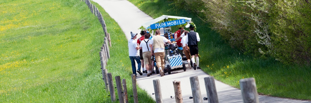 Mit viel Kreativität gestaltet manche Männer-Clique ihren Herrentags-Wagen für den feuchtfröhlichen Ausflug.