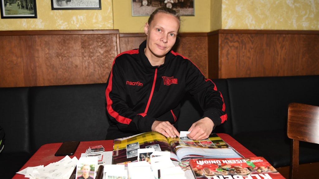 Diese Hilfe ist nicht ohne, Mone! Denn sie macht Unioner froh. Liebevoll beseitigt Simone Gallaus weiße Flecken im Sammel-Heft.
