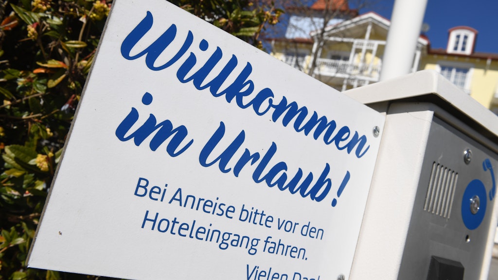 Ein Schild mit dem Schriftzug "Willkommen im Urlaub!" hängt vor einem Hotel in Zinnowitz auf der Ostseeinsel Usedom. Das Land Mecklenburg-Vorpommern denkt über Lockerungen für den Tourismus nach. 