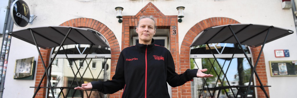 Laden zu, keine Gäste zu bedienen: Simone Gallaus traurig vor dem Café Coe.