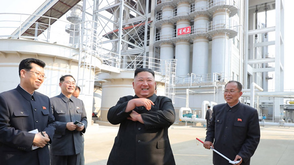 Gesund und gut gelaunt wirkt Kim auf den veröffentlichten Bildern vom Besuch einer Düngemittel-Fabrik.