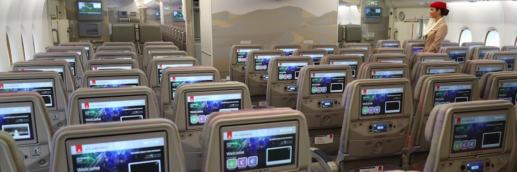 In der Economy-Class Kabine sitzen die Passagiere eng an eng.