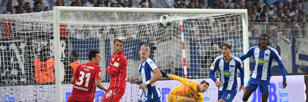 Wo ist der Ball? Ach, da fliegt er ja. Heute wird es im Geisterderby zwischen Hertha und dem 1. FC Union wieder heiß hergehen, auch wenn keine Fans im Olympiastadion zugelassen sind.