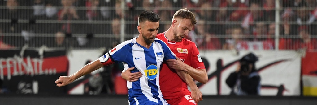 Im Hinspiel rieb sich Vedad Ibisevic (l.) an Unions Marvin Friedrich auf. Trifft er am Freitag im Rückspiel, könnte ihm ein neuer Vertrag winken.
