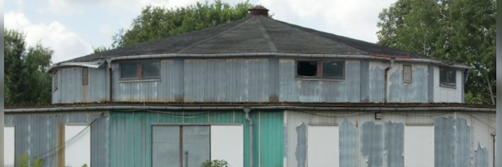 Das Winterquartier des DDR-Staatszirkus in Hoppegarten steht zum Verkauf - mit Manege und Rennstall.