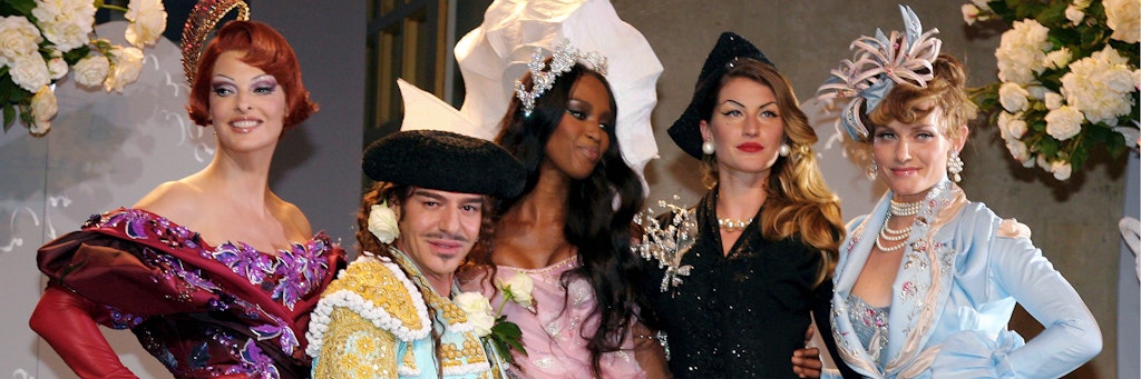 Der britische Designer John Galliano (2.v.l.) posiert mit Models Linda Evangelista (l), Naomi Campbell (3.v.l.), Giselle Bündchen und Amber Valletta