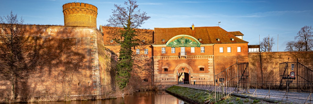 Die Zitadelle Spandau, 1594 fertiggestellt, war nie wirklich umkämpft. Sie wird vom 32 Meter hohen Juliusturm überragt, der vermutlich im frühen 13. Jahrhundert entstand und als ältestes Gebäude des heutigen Berlin gilt. 
