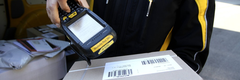 Zusteller haben derzeit viel zu tun. Pakete dürfen trotzdem nicht einfach im Hausflur abgestellt werden.